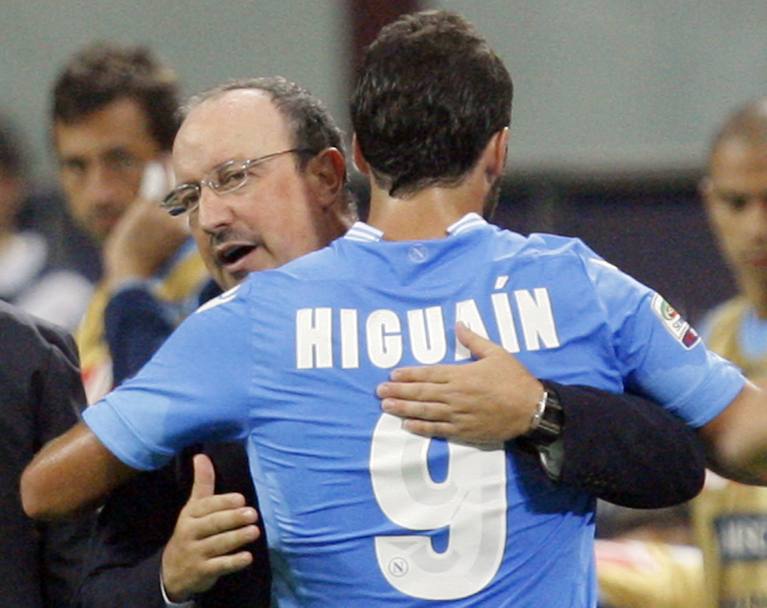 Benitez festeggia con Gonzalo Higuain la vittoria sul Milan a San Siro:  il 22 settembre 2013 (Action Images)
